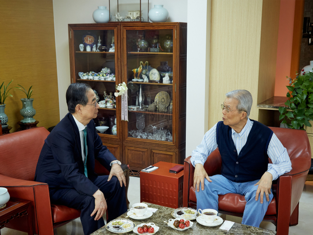한덕수(왼쪽) 후보가 6일 김종인 전 위원장의 사무실을 찾아 대화를 나누고 있다. 사진제공=한덕수 캠프