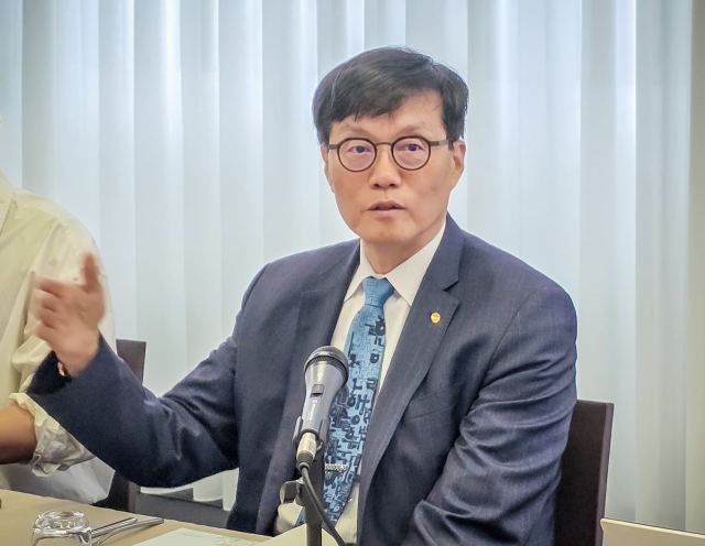 이창용 한국은행 총재가 5일(현지 시간) 아시아개발은행(ADB) 연차총회 참석차 방문한 이탈리아 밀라노의 한 호텔에서 기자들과 간담회를 하고 있다. 사진 제공=한국은행