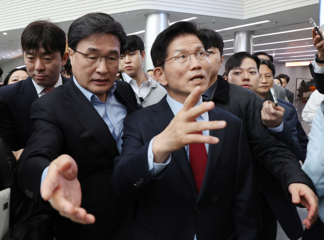 김문수 국민의힘 대선 후보가 6일 아시아태평양경제협력체(APEC) 회의장인 경북 경주시 경주화백컨벤션센터에서 국민의힘 재선 의원 모임 간사인 엄태영 의원과 초선 의원 모임 간사인 김대식 의원의 방문을 받고 일정 중단을 선언한 뒤 이동하고 있다. 연합뉴스