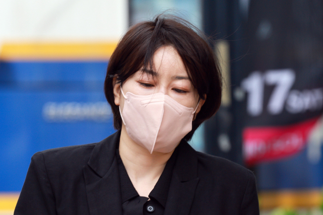 음주운전과 불법 숙박업 혐의로 기소된 문재인 전 대통령의 딸 다혜 씨가 지난달 17일 서울 마포구 서울서부지방법원에서 열린 1심 선고 공판에 출석하고 있다. 연합뉴스