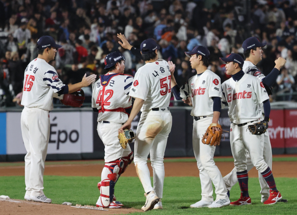 롯데 자이언츠 선수들이 지난달 24일 한화에 5-3으로 승리하고 기쁨을 나누고 있다. 연합뉴스