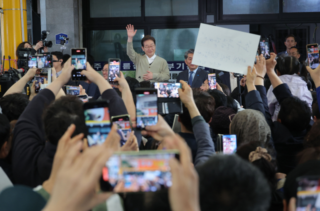 더불어민주당 이재명 대선 후보가 '골목골목 경청투어:국토종주편'에 나선 6일 충북 영동군 영동전통시장에서 연설을 하고 있다. 연합뉴스