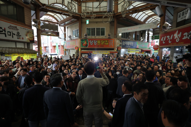 이재명 더불어민주당 대선 후보가 '골목골목 경청투어:국토종주편'에 나선 6일 충북 영동군 영동전통시장에서 연설을 하고 있다. 연합뉴스