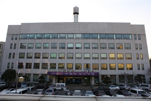 거리 한복판서 흉기 휘두르고 나체 상태로 도주한 20대男, 현행범 체포
