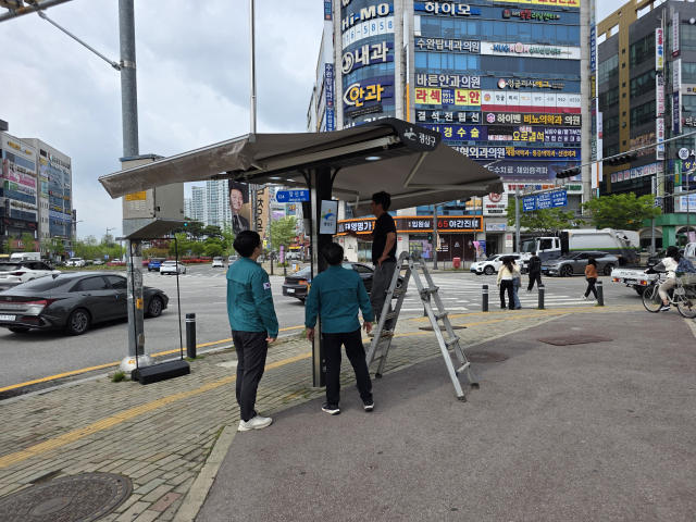 광주 광산구 공무원들이 관내에 설치된 그늘막 현장 점검을 실시하고 있다. 사진 제공=광주 광산구