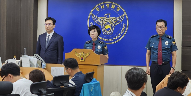 김남희 경남경찰청 생활안전부장(가운데)이 지난해 8월 30일 오전 경남청 기자실에서 하동 진교파출소 순찰차에서 40대 여성이 숨진 사건과 관련해 진상 조사 결과를 발표하고 있다. 박종완 기자