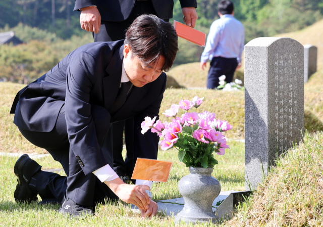 이달 4일 광주 북구 국립 5·18 민주묘지에서 이준석 개혁신당 대선 후보가 참배하고 있다. 연합뉴스