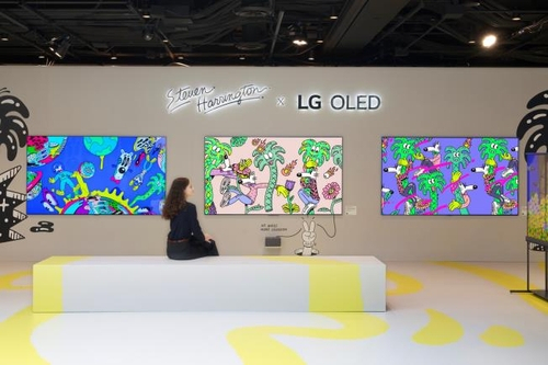 LG전자 모델이 미국 뉴욕에서 열리는 '프리즈 뉴욕' 전시장에서 2025년형 LG 올레드 에보로 팝아트 작품을 감상하고 있다. 사진제공=LG전자