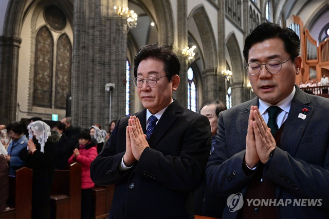이재명 더불어민주당 대선후보가 지난해 12월 25일 서울 중구 명동성당에서 열린 주님 성탄 대축일 낮 미사에서 기도하고 있다. 연합뉴스