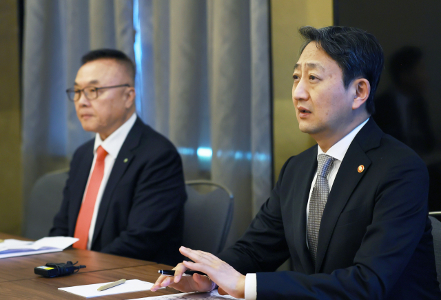 안덕근(오른쪽) 산업통상자원부 장관과 황주호 한국수력원자력 사장이 6일(현지시간) 체코 프라하 힐튼 프라하 올드타운 2층 회의실에서 국내 언론과 간담회를 하고 있다. 연합뉴스