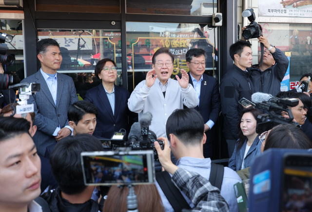 이재명 더불어민주당 대선 후보가 '골목골목 경청투어:국토종주편'에 나선 7일 전북 진안군 새참거리를 찾아 연설을 하고 있다. 연합뉴스
