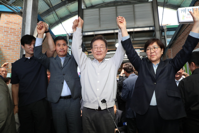 이재명 더불어민주당 대선 후보가 '골목골목 경청투어:국토종주편'에 나선 7일 전북 임실군 임실시장에서 시민 및 지지자들에게 인사를 하고 있다. 연합뉴스