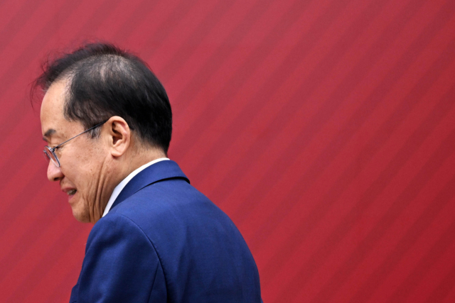 4월 29일 서울 여의도 국민의힘 당사에서 열린 제21대 대통령 후보자 국민의힘 3차 경선 진출자 발표 행사에서 경선에 탈락 후 정계은퇴 의사를 밝힌 홍준표 후보가 발표장에서 나가고 있다. 연합뉴스