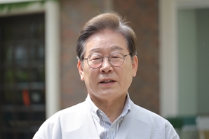이재명 공판 연기에 한숨 돌린 민주… '대통령 재판 기준 논란' 차단 총력