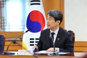이주호, 경제안보전략 간담회 개최 “차분한 태도로 관세 협상”