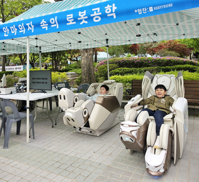 '숭실 창의력 체험축제'에 참여한 어린이가 헬스케어로봇을 체험하고 있다. 사진 제공=바디프랜드