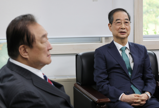 지난 3일 서울 여의도 국회 헌정기념관을 찾은 한덕수 무소속 대선 예비후보가 발언하고 있다. 왼쪽은 정대철 헌정회장. 연합뉴스