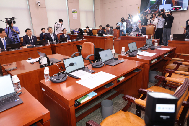 7일 국회에서 국민의힘 의원들이 퇴장한 가운데 열린 법제사법위원회 전체회의에서 정청래 위원장이 의사봉을 두드리고 있다. 연합뉴스