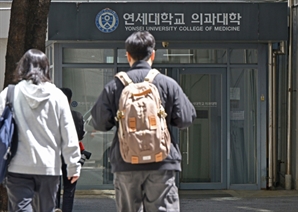 1만여명 유급 확정…내년 의대 교육도 파행