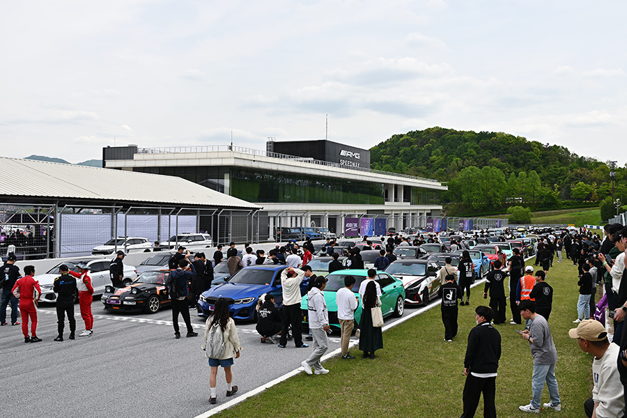 300여 대 이상의 차량들이 넥센 스피드웨이 모터 페스티벌을 채웠다. 사진 김학수 기자