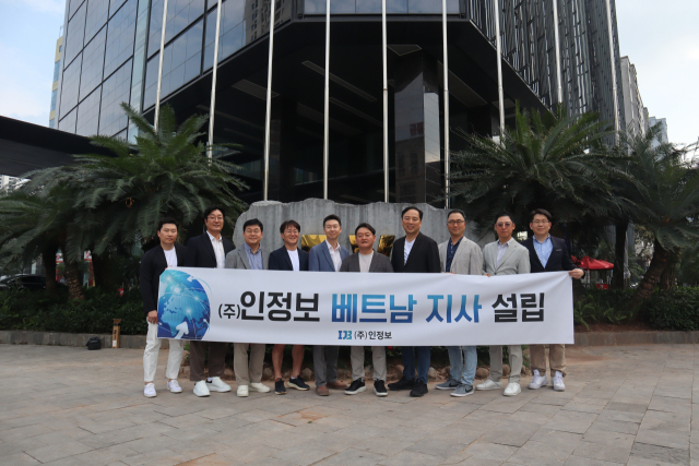 인재형 대표(왼쪽 여섯번째) 및 주요 참석자들이 베트남 지사 개소식에서 기념촬영을 하고 있다.