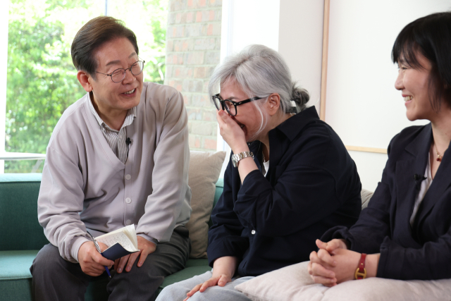 이재명 더불어민주당 대선 후보가 '골목골목 경청투어:국토종주편'에 나선 7일 전북 전주시 완산구의 한 카페에서 열린 K-콘텐츠 산업 진흥 간담회에 참석하고 있다. 왼쪽부터 이 후보, 김은숙 작가, 박해영 작가.연합뉴스