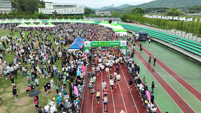 제20회 보성녹차마라톤대회’에는 전국에서 1만여 명의 마라토너가 참가해 열띤 경쟁을 펼쳤다. 사진 제공=보성군