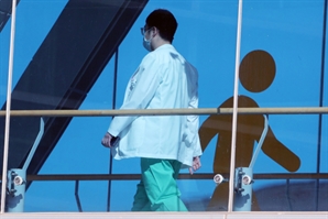 사직 전공의 문 열어준다…조규홍 "이달 복귀 방안 검토"