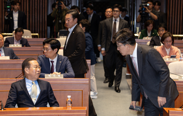 권영세(왼쪽) 국민의힘 비상대책위원장과 권성동 원내대표가 8일 오후 서울 여의도 국회에서 열린 의원총회에서 대화를 하고 있다. 뉴스1