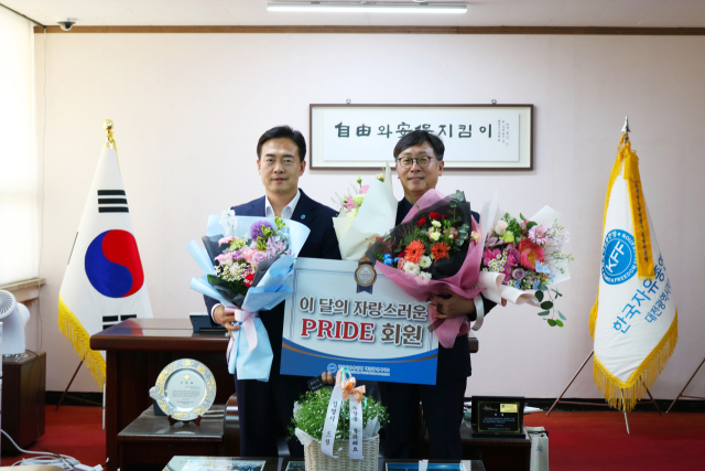 한국자유총연맹 대전광역시지부 윤준호(왼쪽) 회장이 5월 ‘이달의 자랑스러운 회원’으로 선정된 김경휘(오른쪽) 회원에게 시상하고 기념촬영을 하고 있다. 사진제공=한국자유총연맹 대전광역시지부