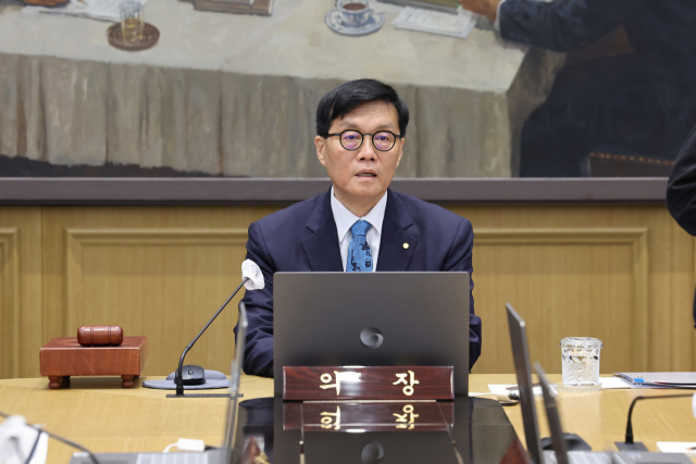 이창용 한국은행 총재가 지난달 17일 서울 중구 한국은행에서 열린 금융통화위원회 통화정책방향 회의를 주재하고 있다. 뉴스1