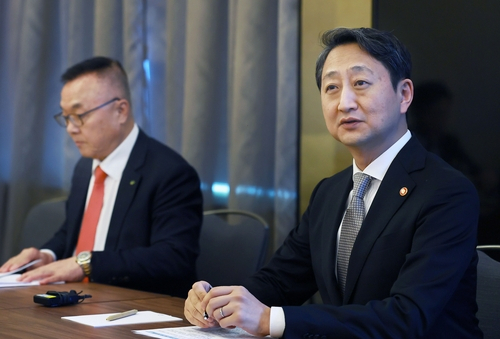 안덕근 산업통상자원부 장관이 6일(현지시간) 체코 프라하 도착 직후 열린 기자 간담회에서 발언하고 있다. 왼쪽은 황주호 한수원 사장. 사진 제공=산업부
