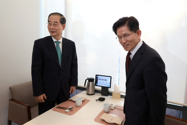 김문수(오른쪽) 국민의힘 대선후보와 한덕수 무소속 대선 예비후보가 7일 서울 종로구의 한 식당에서 후보 단일화 관련 회동을 하고 있다. 성형주 기자