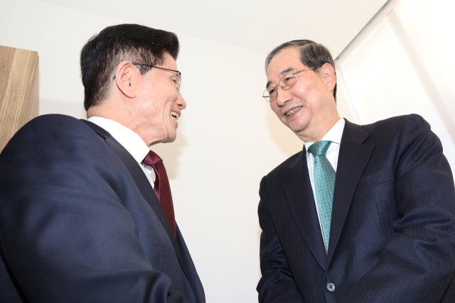 김문수 국민의힘 대선후보와 한덕수 무소속 대선 예비후보가 7일 서울 종로구의 한 식당에서 후보 단일화 관련 회동을 하고 있다. 연합뉴스