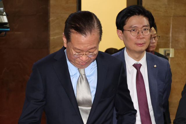 국민의힘 권영세 비상대책위원장이 7일 서울 여의도 국회에서 열린 의원총회에서 대선 후보 단일화 추진 계획을 논의한 뒤 비대위 회의장으로 향하고 있다. 연합뉴스