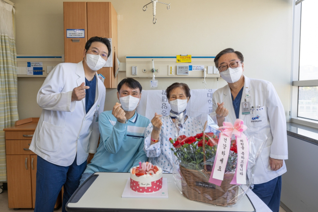 중앙대의료원 100번째 간이식 수술을 마치고 기증자인 아들 오씨(왼쪽에서 두 번째)와 수혜자인 어머니 문씨(왼쪽에서 세 번째)가 의료진과 함께 기념촬영하고 있다. 사진 제공=중앙대의료원