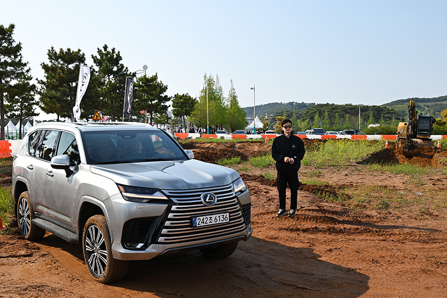 렉서스 LX 오프로드 체험 현장. 사진 김학수 기자
