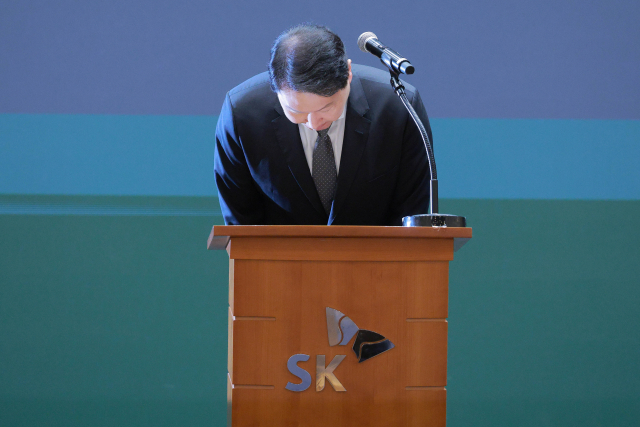 최태원 SK그룹 회장이 7일 서울 중구 SK텔레콤 T타워에서 열린 유심 정보 유출 관련 일일 브리핑에 참석해 해킹 피해에 대해 고개 숙여 사과하고 있다. 연합뉴스