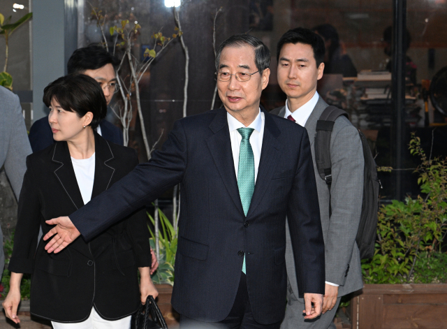 한덕수 무소속 대선 예비후보가 7일 서울 종로구의 한 식당에서 국민의힘 김문수 대선 후보와 후보 단일화 관련 회동을 마친 뒤 떠나고 있다. 연합뉴스