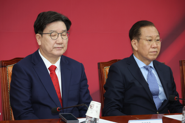권영세(오른쪽) 국민의힘 비상대책위원장과 권성동 원내대표가 8일 서울 여의도 국회에서 열린 비상대책위원회의에셔 굳은 표정을 짓고 있다. 뉴스1