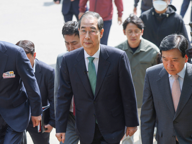 한덕수 무소속 대선 예비후보(가운데)가 8일 경북 구미시 박정희 전 대통령 생가를 방문하고 있다. 연합뉴스