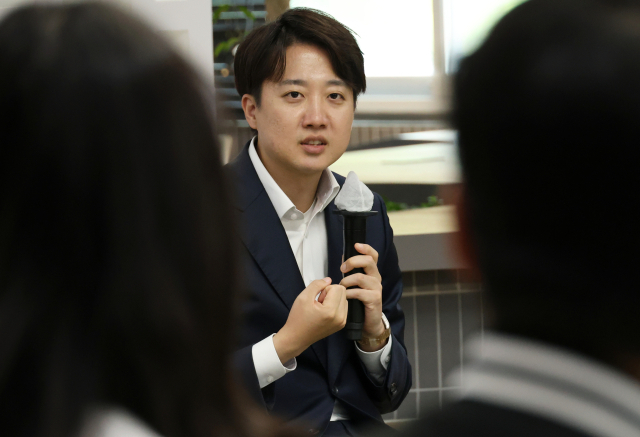 이준석 개혁신당 대선 후보가 7일 대전 유성구 한국과학기술원(KAIST)에서 재학생들과 '2030 현장 청취' 간담회를 진행하고 있다. 연합뉴스