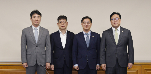 김범석 기획재정부 장관 직무대행(왼쪽 세 번째)이 8일 서울 중구 전국은행연합회관에서 열린 ‘거시경제·금융현안간담회’를 주재하고 회의 시작에 앞서 기념촬영을 하고 있다. 왼쪽부터 이복현 금융감독원장, 유상대 한국은행 부총재, 김 대행, 김병환 금융위원장. 사진=기획재정부