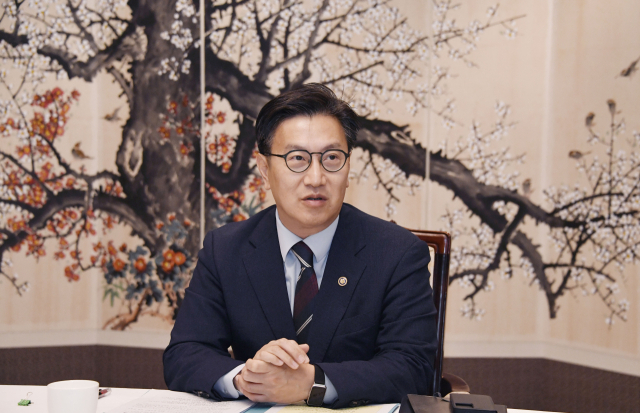 김범석 기획재정부 장관 직무대행이 8일 주재한 경제관계장관회의에서 추경의 70%인 12조원을 3개월 내 조기집행 하기로 했다. 사진제공=기획재정