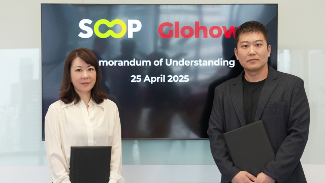 이민원(오른쪽) SOOP 최고운영책임자(COO)와 김현진 글로하우 대표가 지난달 25일 태국 방콕에서 동남아시아 시장 전역을 대상으로 한 콘텐츠·광고 사업모델 공동 개발을 위한 전략적 파트너십을 체결한 뒤 기념사진을 촬영하고 있다. 사진제공=SOOP