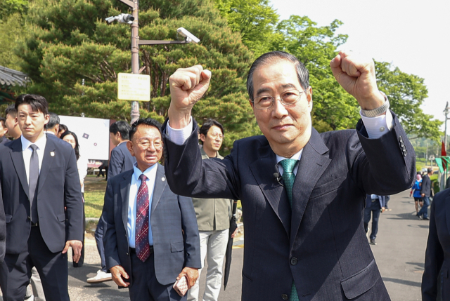 무소속 한덕수 대선 예비후보가 8일 경북 구미시 박정희 전 대통령 생가를 방문, 지지자들에게 두 손을 들어 인사하고 있다. 연합뉴스