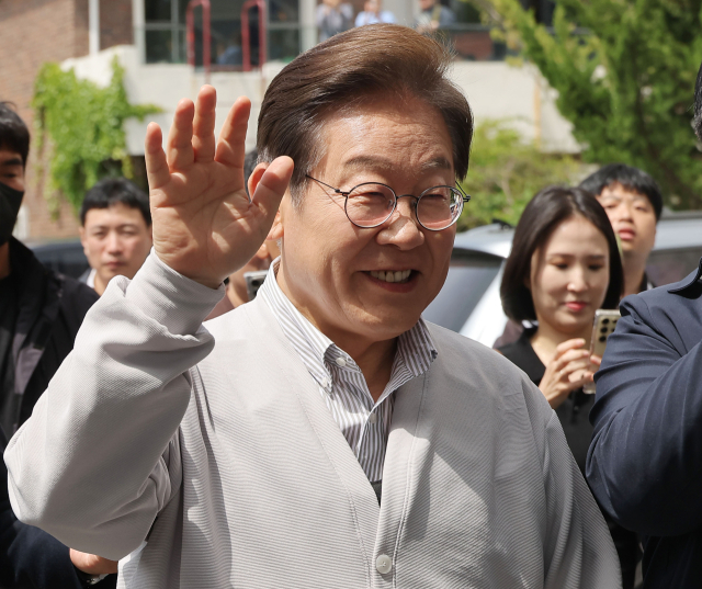 이재명 더불어민주당 대선 후보가 '골목골목 경청투어:국토종주편'에 나선 7일 전북 전주시 풍남문 앞 광장 인근에서 지지자 및 시민들에게 밝게 인사하고 있다. 연합뉴스
