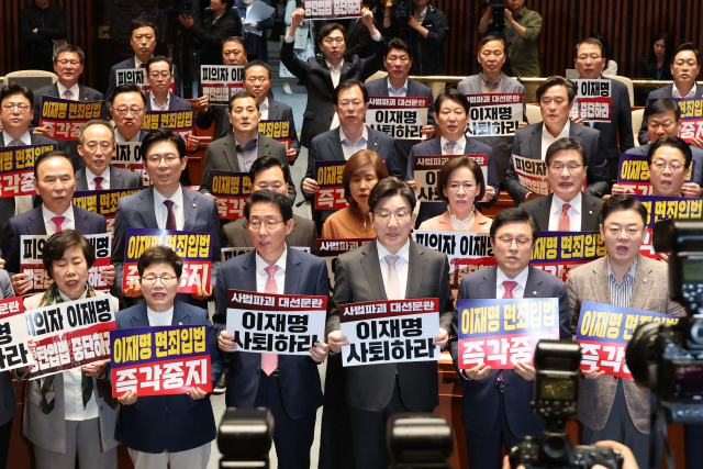 권성동(앞줄 왼쪽 네번째) 국민의힘 원내대표를 비롯한 의원들이 7일 서울 여의도 국회에서 열린 의원총회에서 더불어민주당 주도의 '대통령 당선시 재판정지' 형사소송법 개정안에 대한 국회 법제사법위원회 의결에 반대하며 