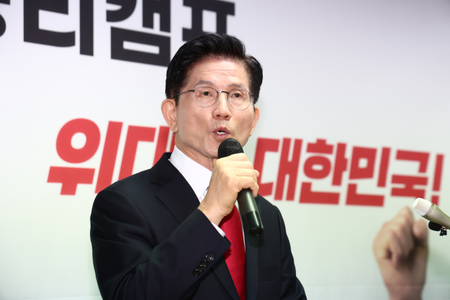 김문수 국민의힘 대선 후보가 8일 서울 여의도 캠프 사무실에서 단일화 관련 긴급 기자회견을 하고 있다. 뉴스1