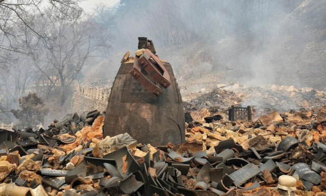 지난 3월26일 화마가 덮친 경북 의성군 고운사에 범종이 불타 내려 앉은 누각 잿더미 위에 덩그러니 놓여 있다. 뉴스1